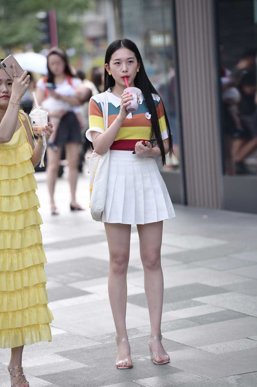 白色百褶裙真的百搭阿#极品性感美女# #街拍美女