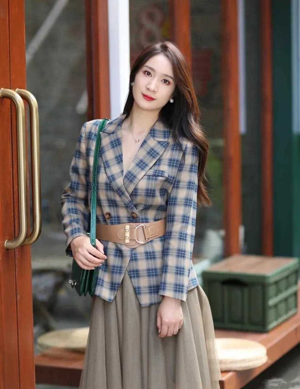 入秋这么穿气质又仙女格子西装配上纱半裙 气质中带着一些仙气温婉