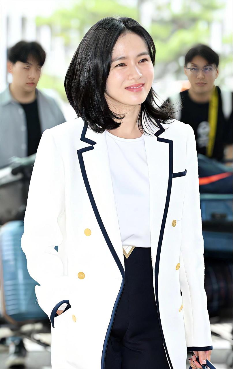 孙艺珍穿搭 看秀穿搭 整套都是来自valentino 2023秋冬 black tie"