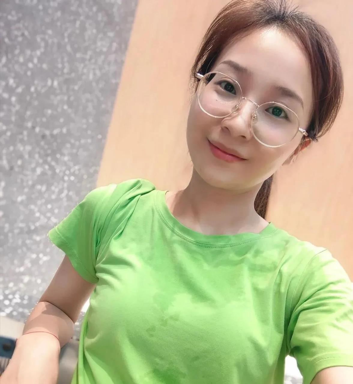 眼镜少妇