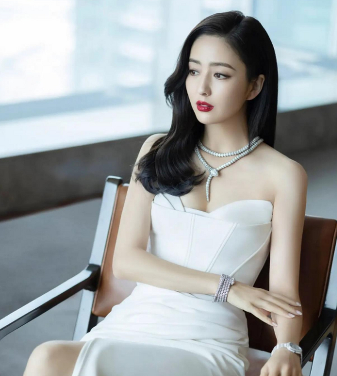 佟丽娅一袭白色长裙,温婉大气,端庄高雅,可盐可甜的绝世美女