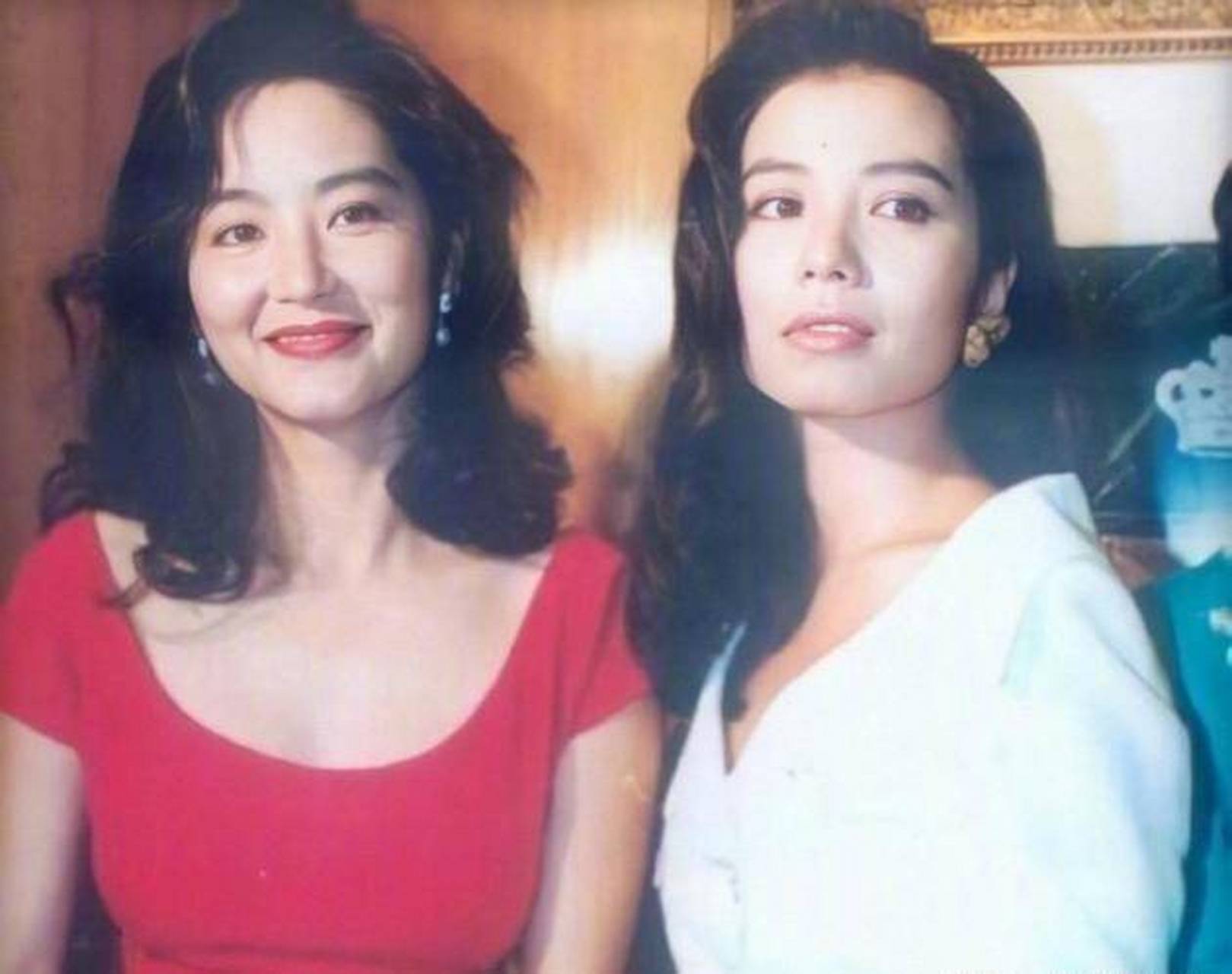 图为林青霞与钟楚红的合影,林青霞身穿红色长裙妩媚十足,而钟楚红穿的