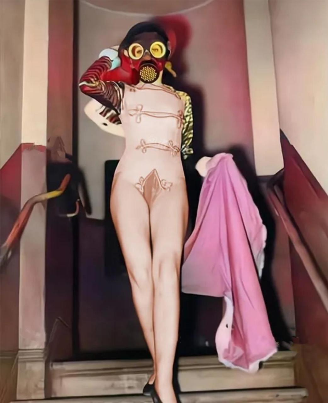 1942年在美国洛杉矶,一个性感的女模特,穿着半透明紧身衣,戴着防毒