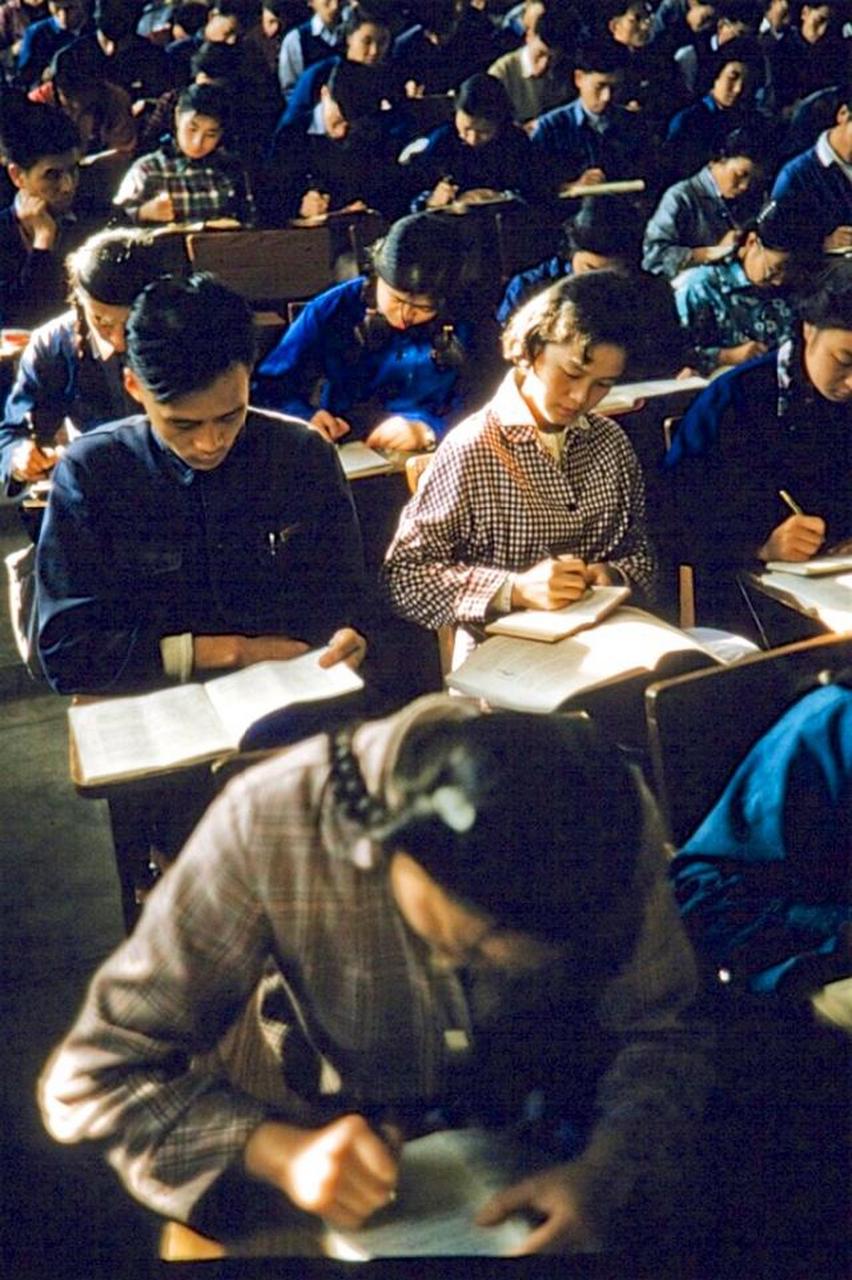 50年代,正北京大学教室里学习的大学生.