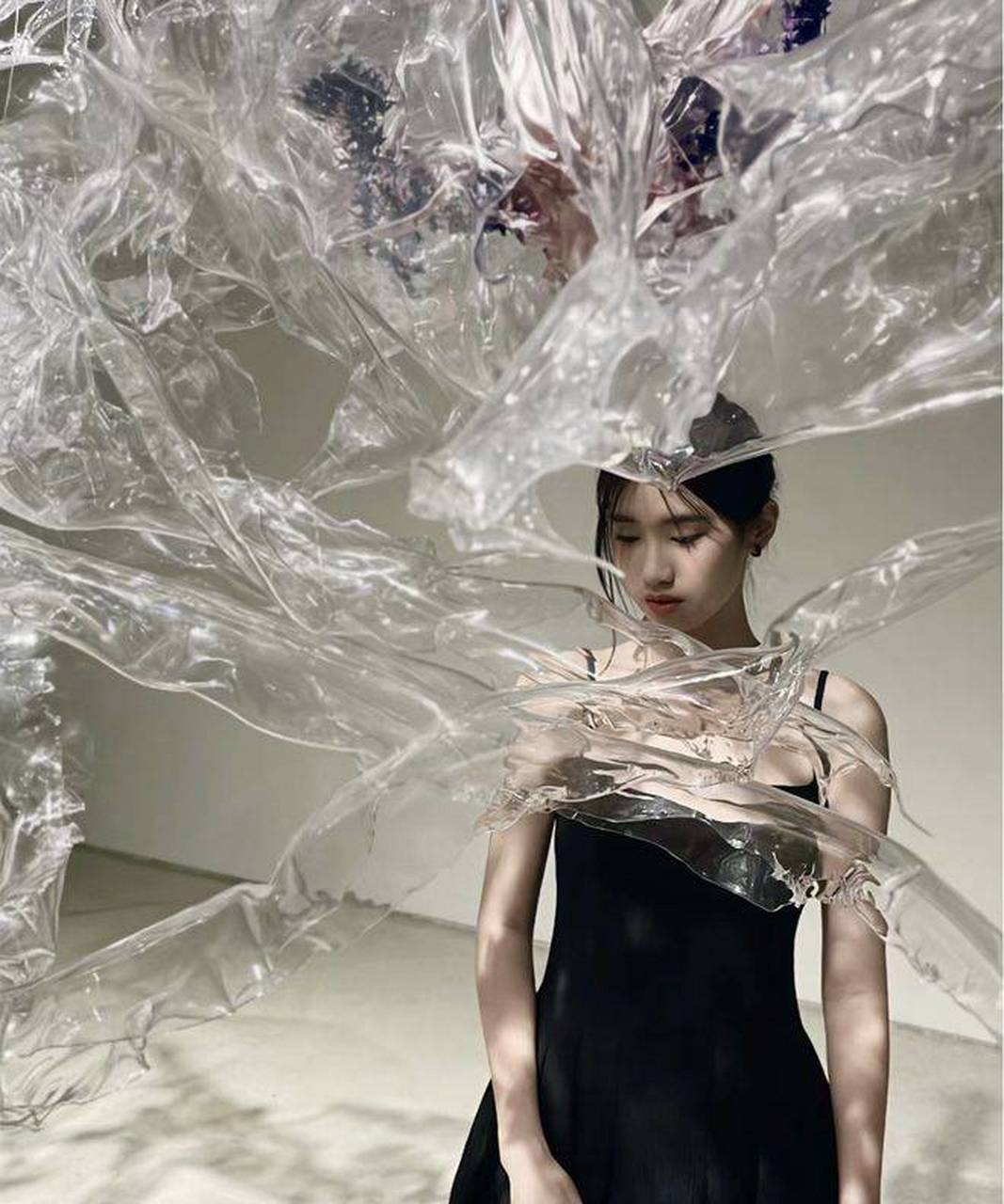 冯小刚17岁养女徐朵展现出女明星的气质,身穿黑色吊带连衣裙展现出