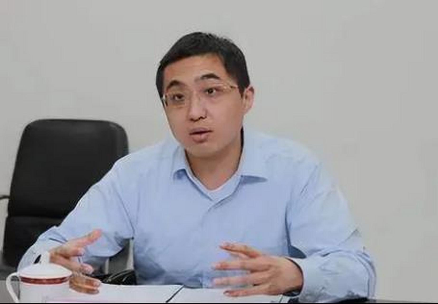 通过自己的努力,邓卓棣顺利考上北京大学,并在毕业后前往美国深造