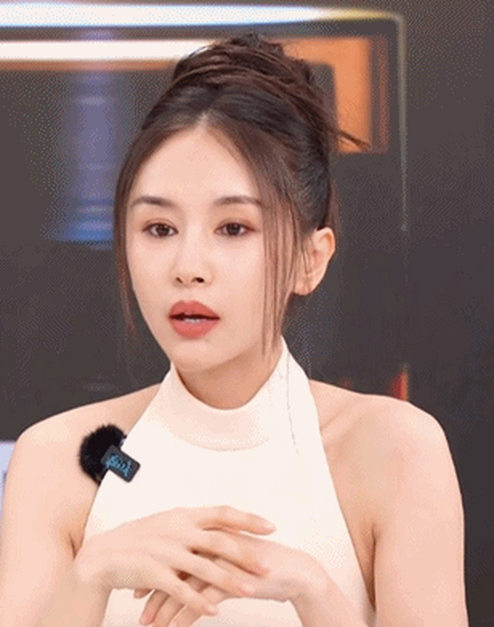 王子文最新直播造型曝光,白色修身挂脖裙装引发关注 王子文近期的直播