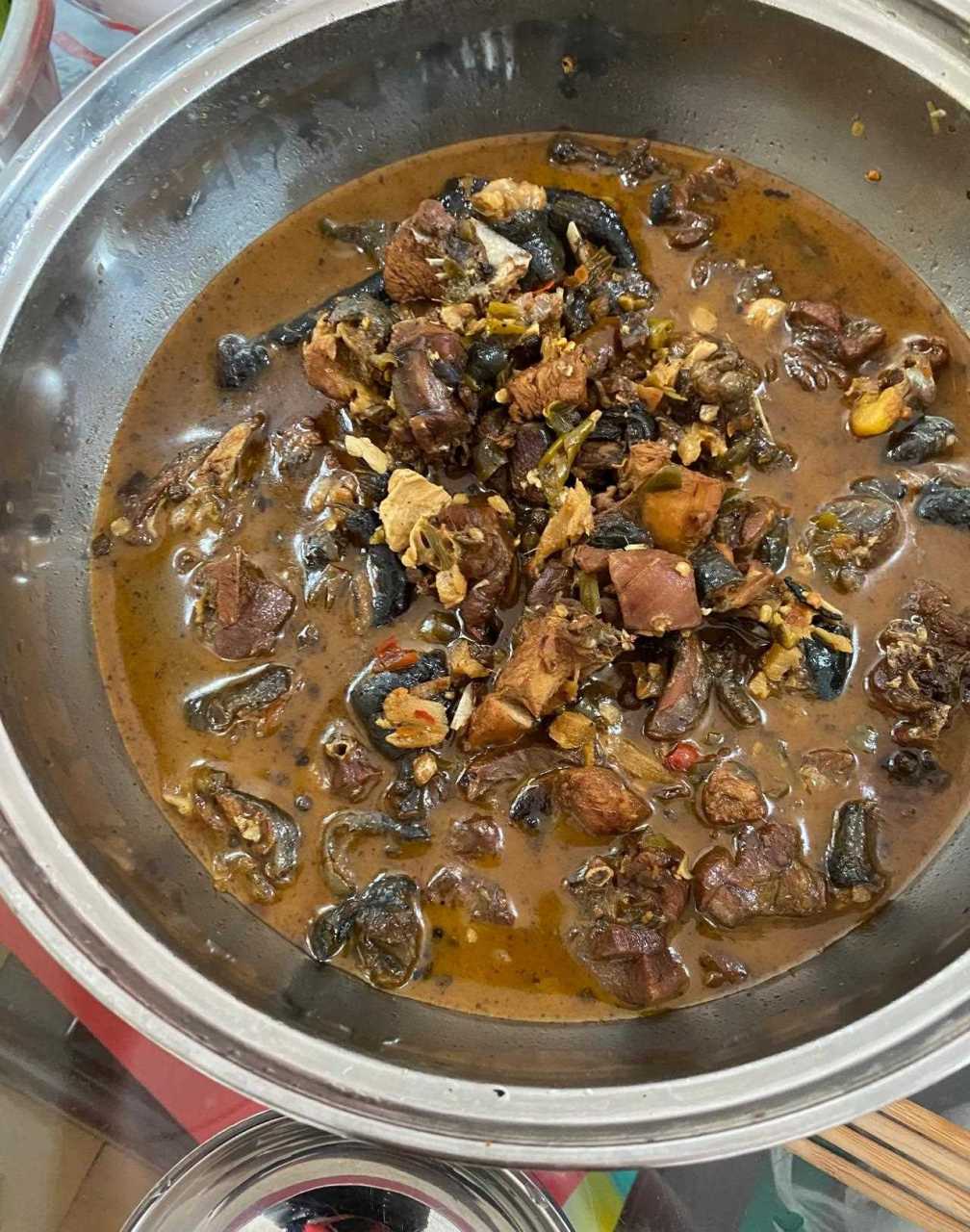 重庆乡村土鸡,用泡椒红烧.这就是烧鸡公[什么鬼]