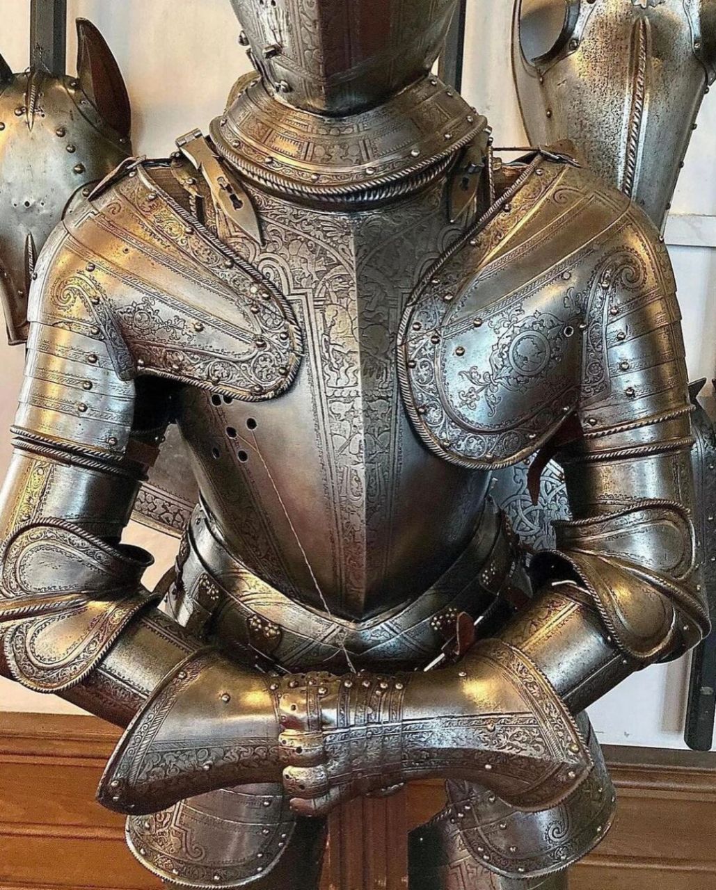铁血英豪:16世纪骑士盔甲的魅力探秘  穿梭于时光的铠甲,16世纪的铁血