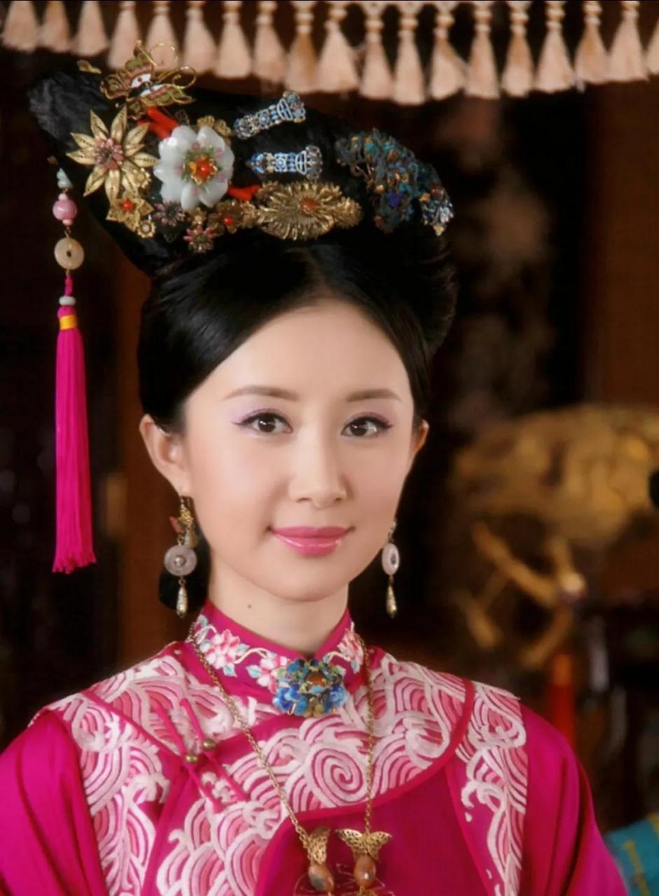 《鸡祥如意》中, 舒畅饰演月儿,星儿; 《宫锁珠帘》中,舒畅饰演云嫔