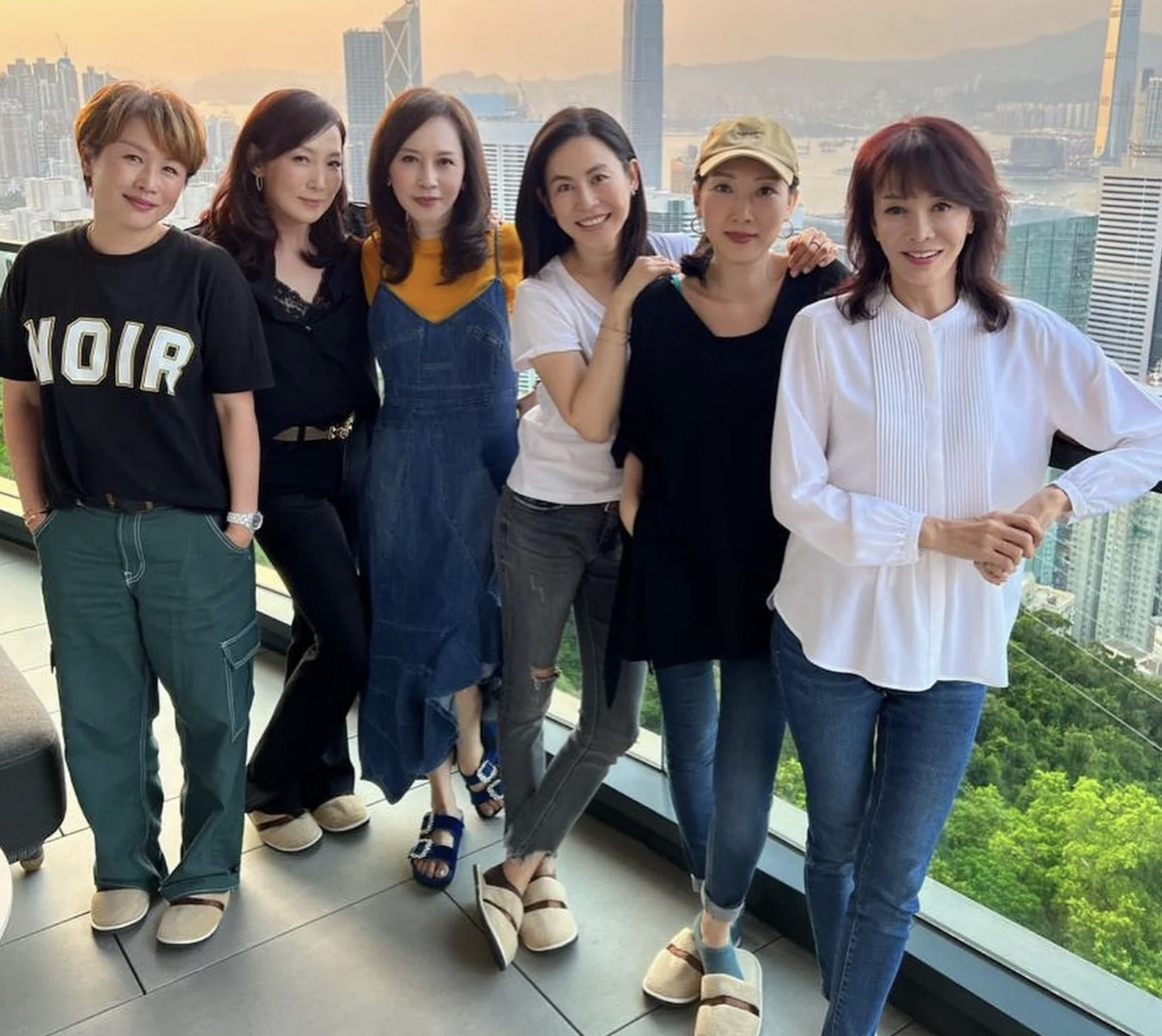 香港艺人郑裕玲日前在社交平台上载与好友丘凯敏,宣萱,顾纪筠,刘晓彤