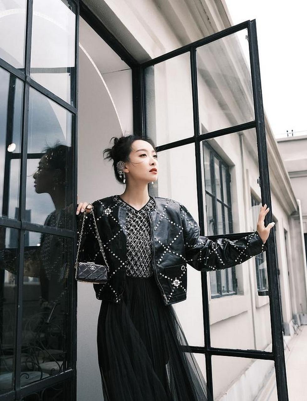 宋茜黑色系酷美写真惊艳神秘 诠释帅气与浪漫的完美结合