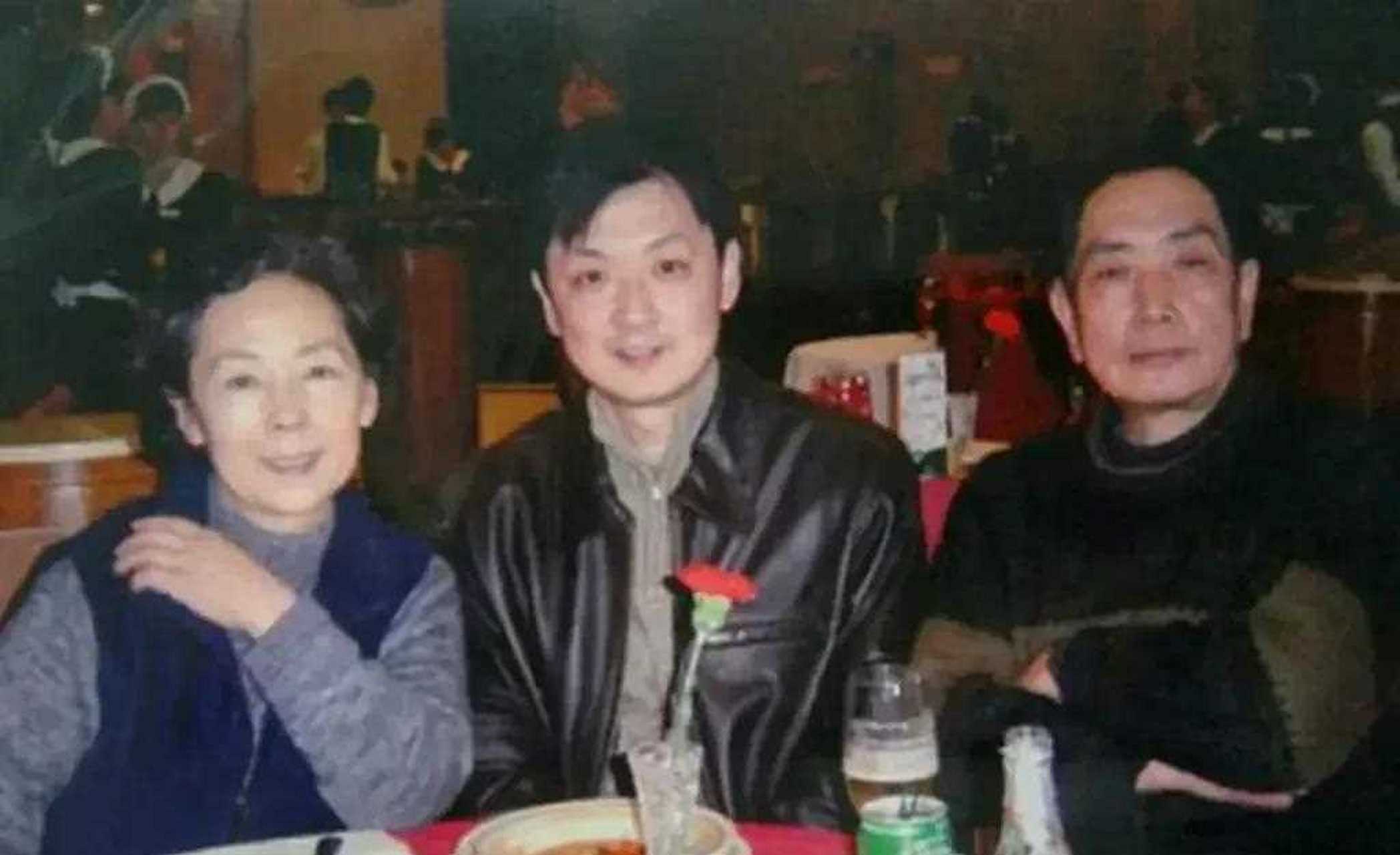 《英雄儿女》中王芳的扮演者刘尚娴与丈夫沈国瑞及儿子沈东的合影.