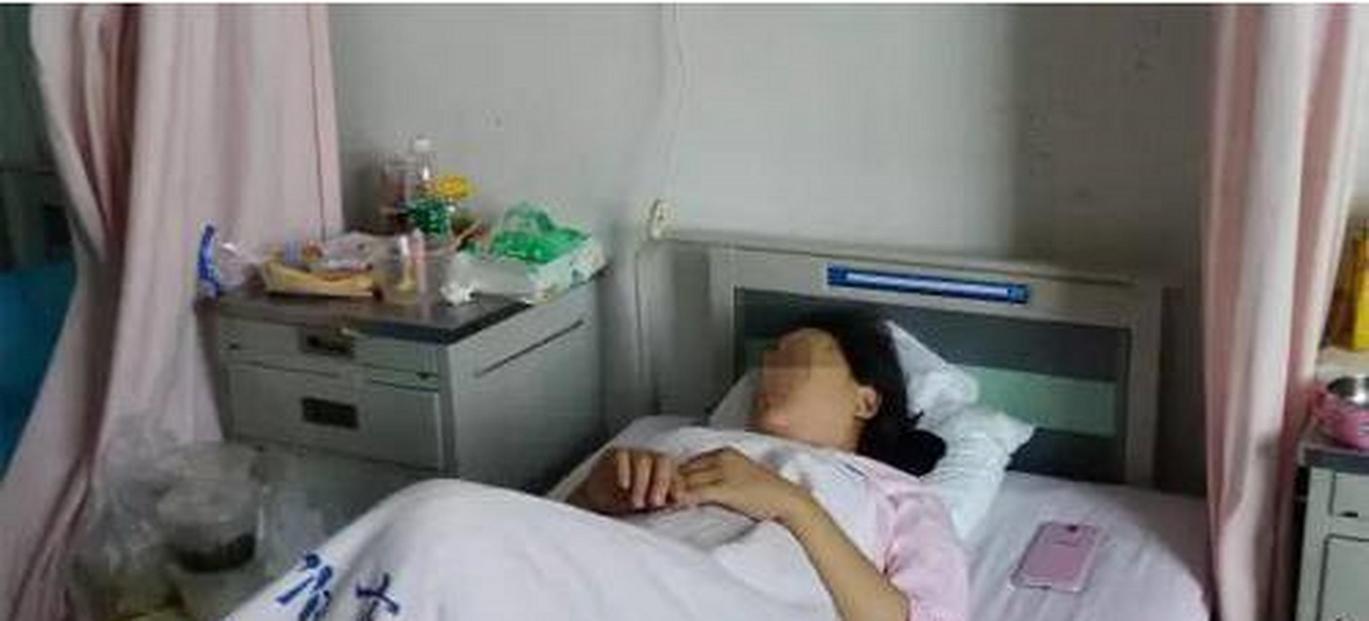 小小怀孕六个月了 小小怀孕六个月了,随着肚子的增大,每天晚上她都夜