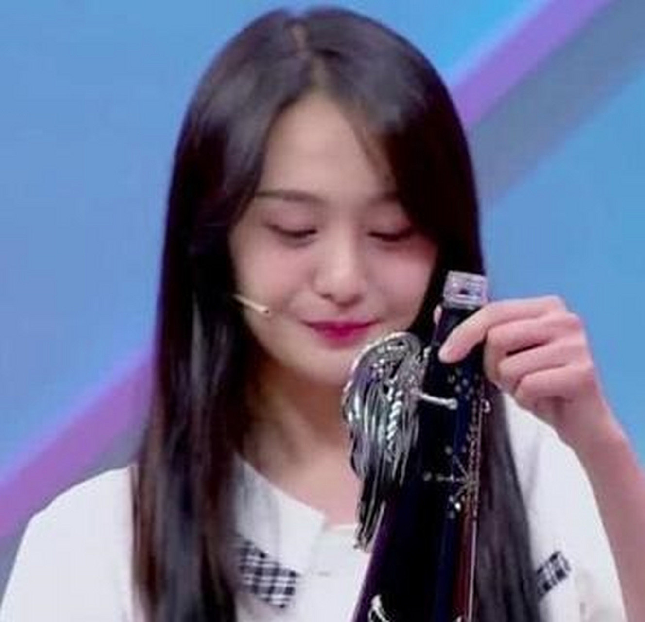 有一次,郑爽在节目里拿出1580元一瓶的矿泉水,蔡康永提醒她:"要是喝了