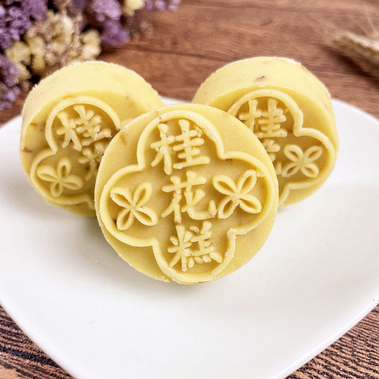 两个人歪在沙发上追剧,吃完让人唇齿留香的桂林桂花糕,两个人就不用再