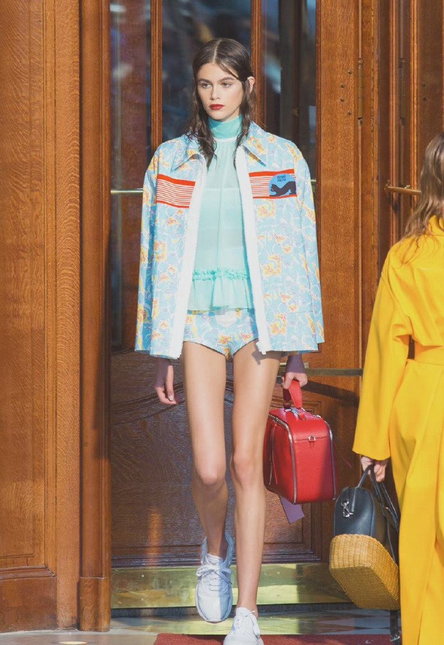 凯雅·杰柏(kaia gerber)的腿大概就是老天赏饭吃的腿,是咱羡慕不来的