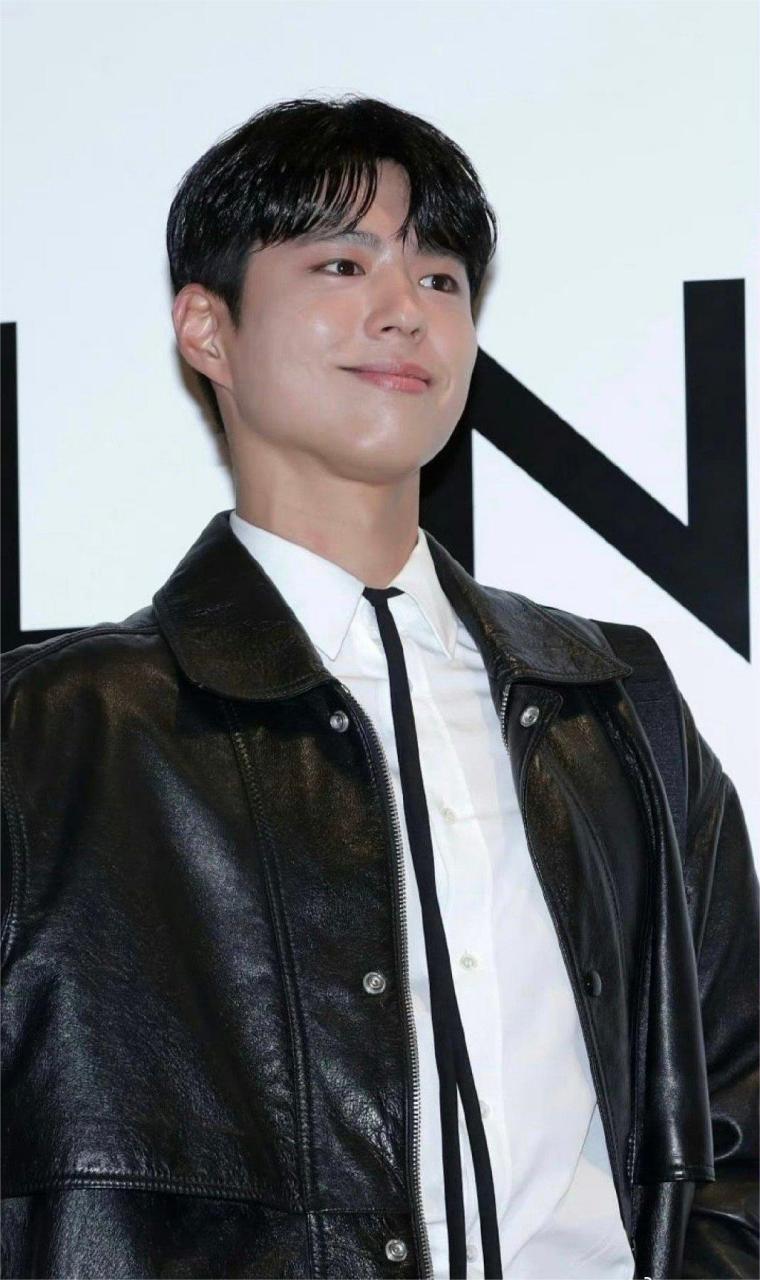 好像有点变化,是胖了吗?#朴宝剑变化#   我咋看图片,这大腿是粗了!