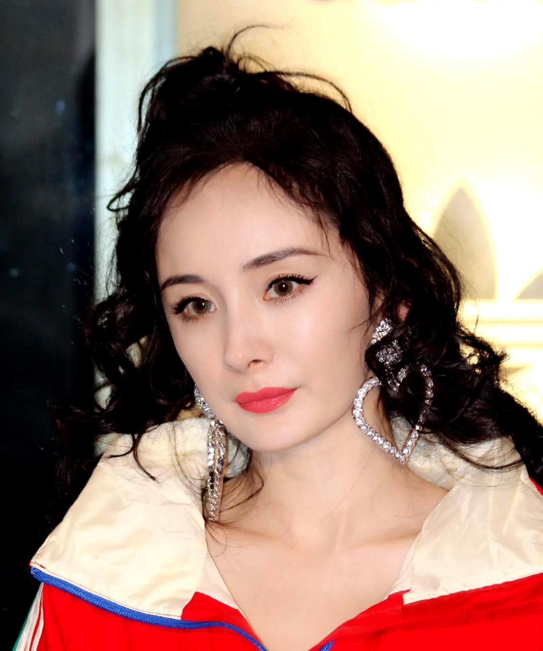 杨幂的眼妆非常美丽,能够完美地突显双眼,同时也散发出独特的魅力.