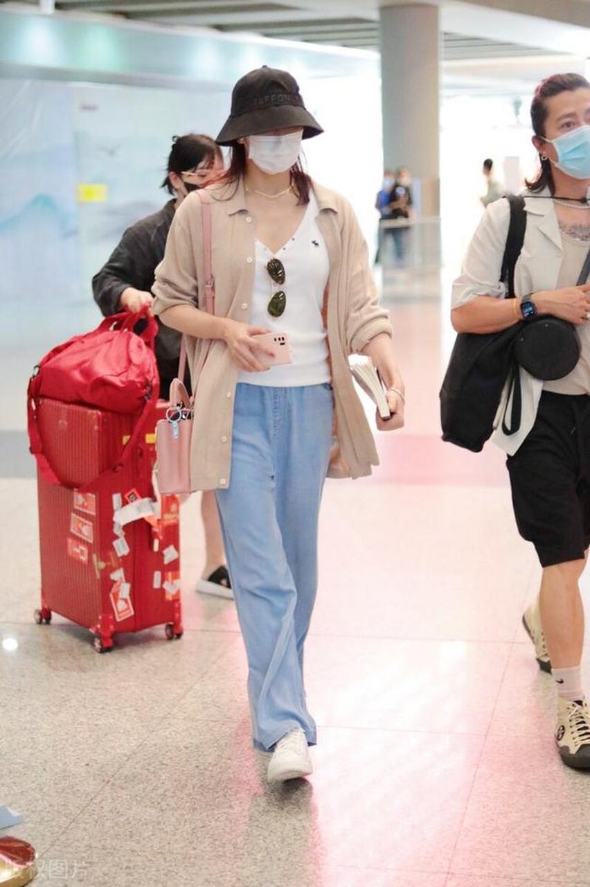 胡静米色开衫搭牛仔裤优雅知性