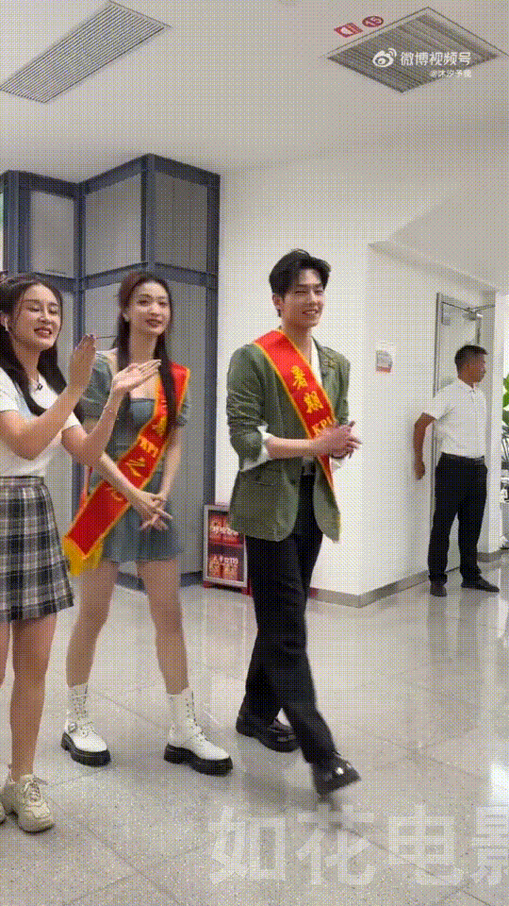 这么一看王楚然蛮高的,172cm的身高应该属实,就比一旁180cm的杨洋恰好