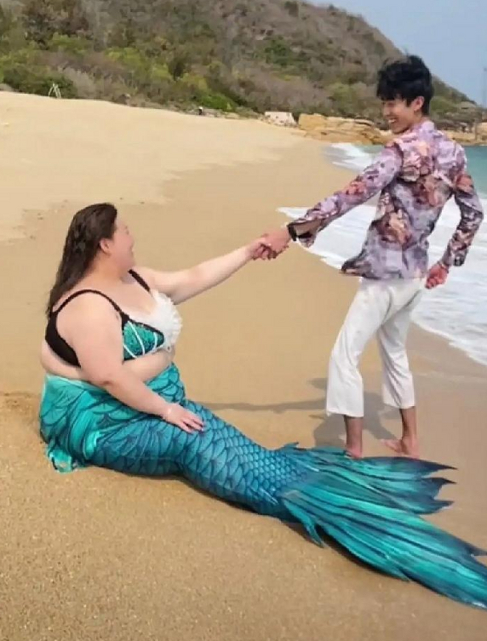 海边偶遇一条胖胖美人鱼.