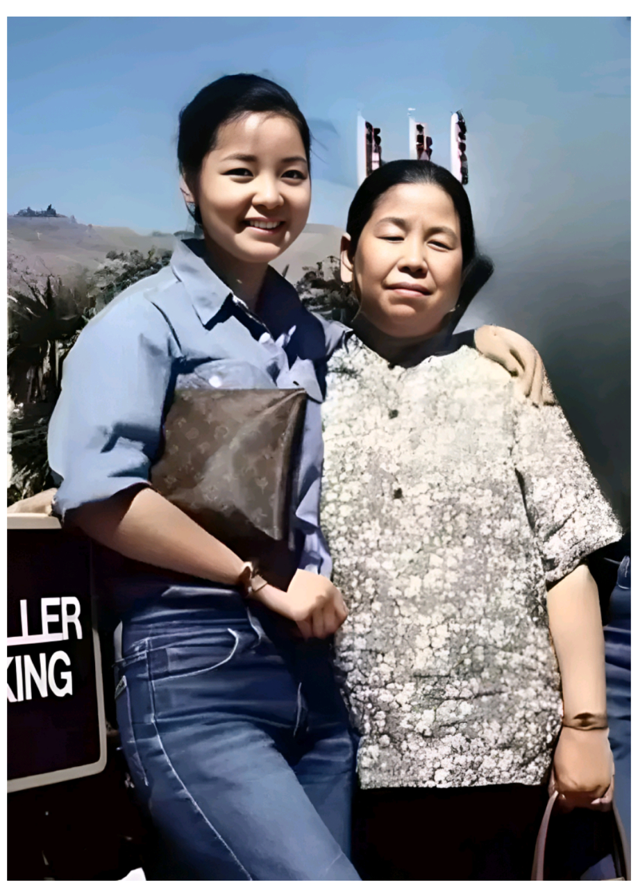 年轻时的邓丽君,与母亲赵素桂的温馨画面,无论什么时候,母亲都是她心