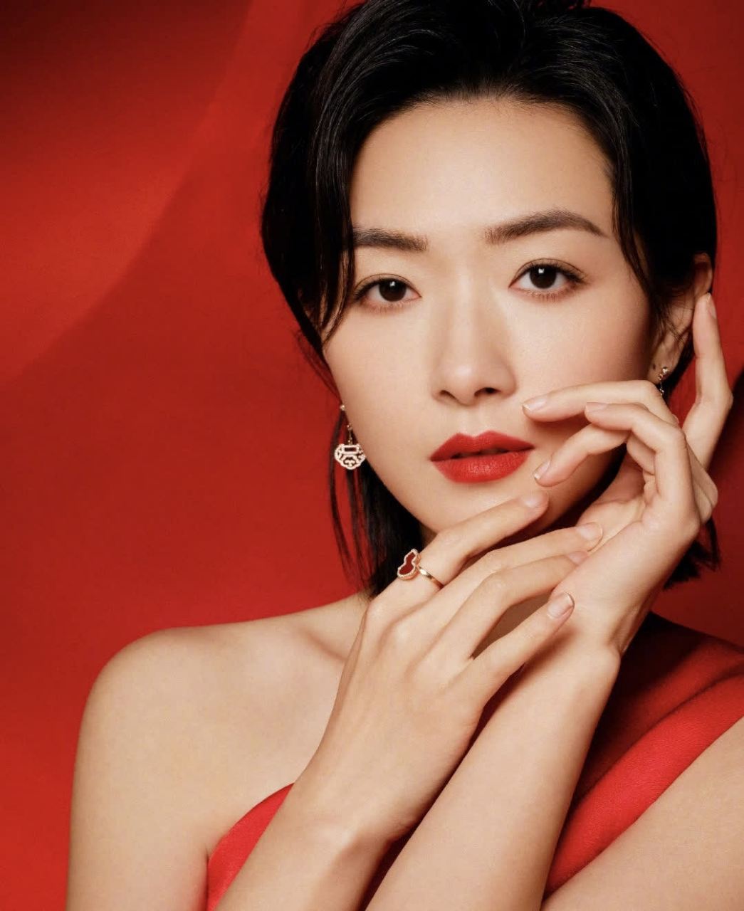 万茜的春晚造型真是红火啊! 斜肩设计,帅气又优雅.