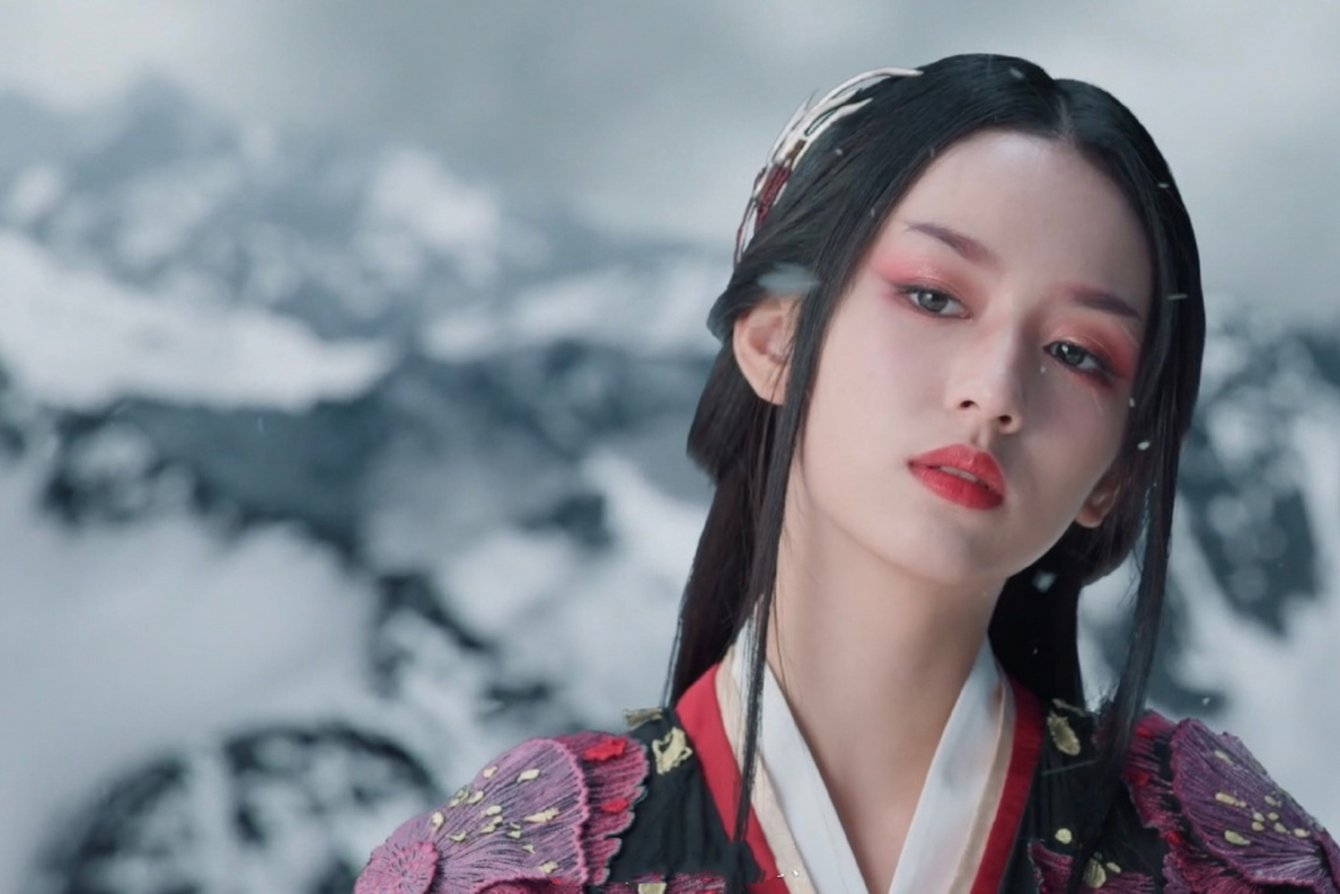 开叉了,网友:好像燕子尾巴,近日有网友晒出一组周也新剧黑化的剧照