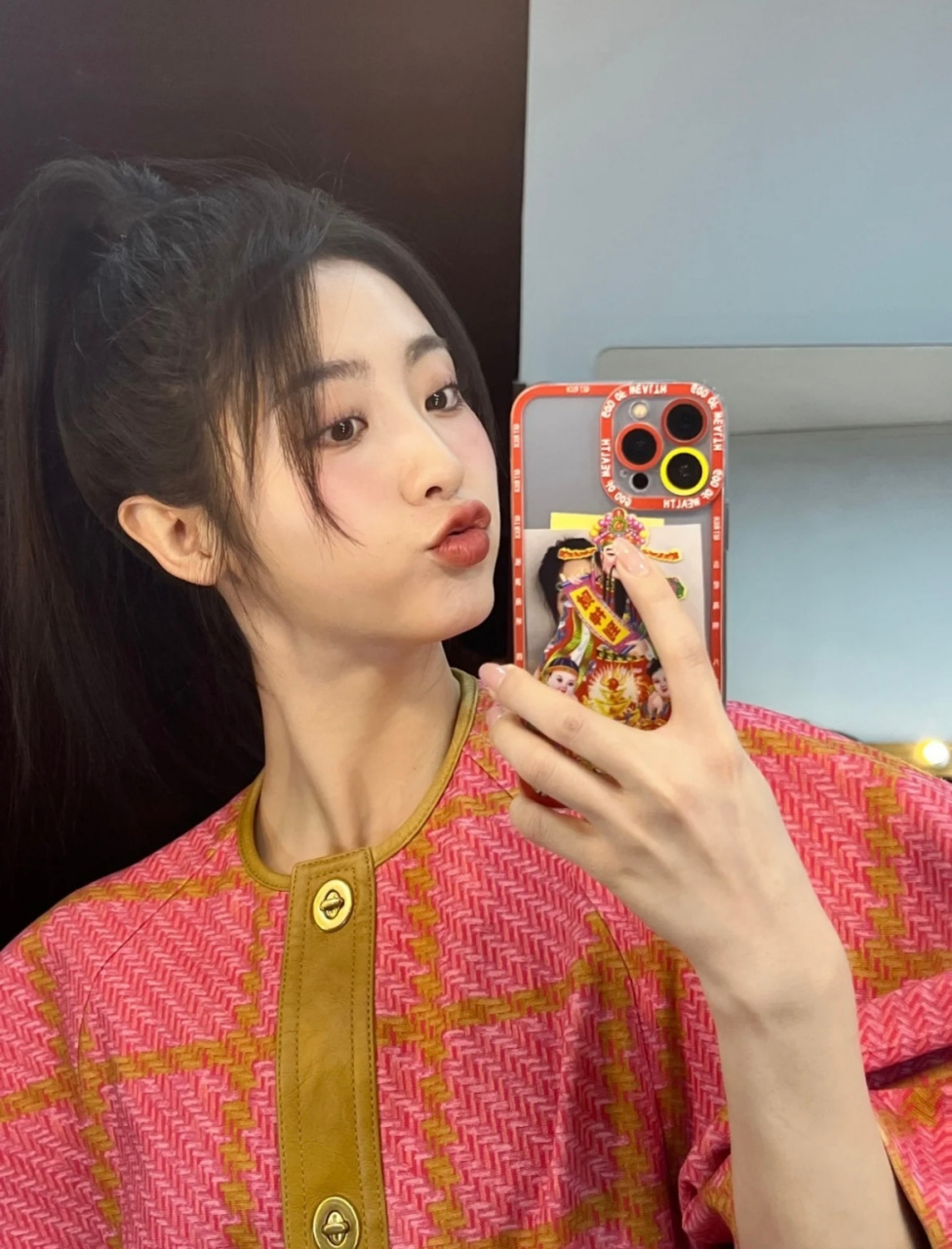 邢菲分享一组对镜自拍美照,身穿廓形拼色格纹连衣裙,梳起俏皮高马尾