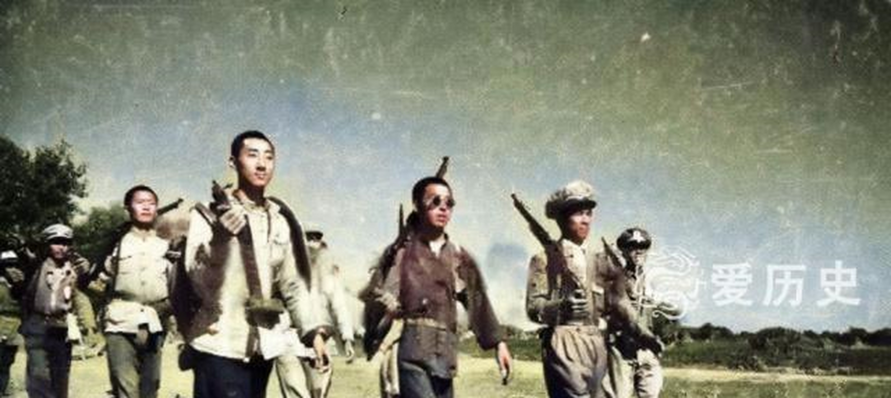 1946年武装还乡团真实上色彩照 地主裹挟着难民挨家挨户算账倒租[吃瓜