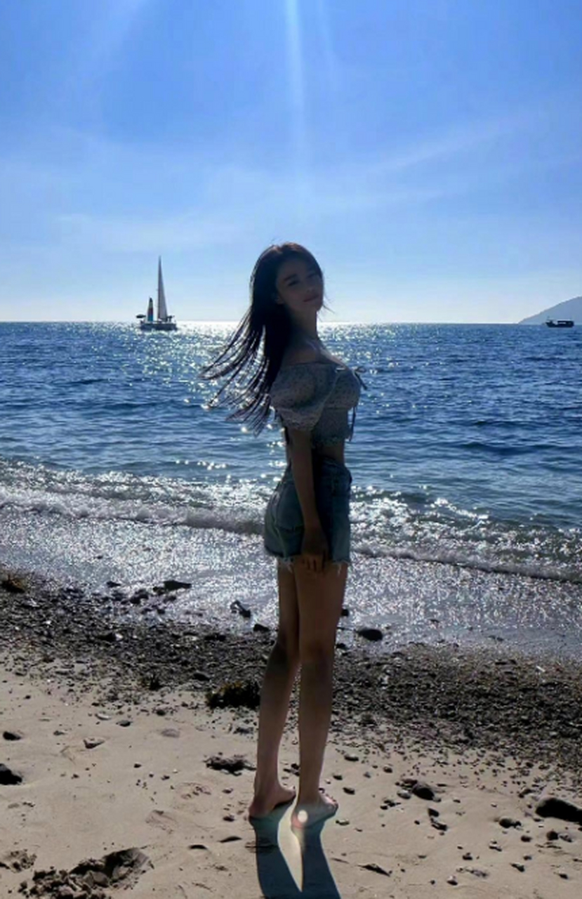 张馨予这身材曲线太好了#张馨予发生活照