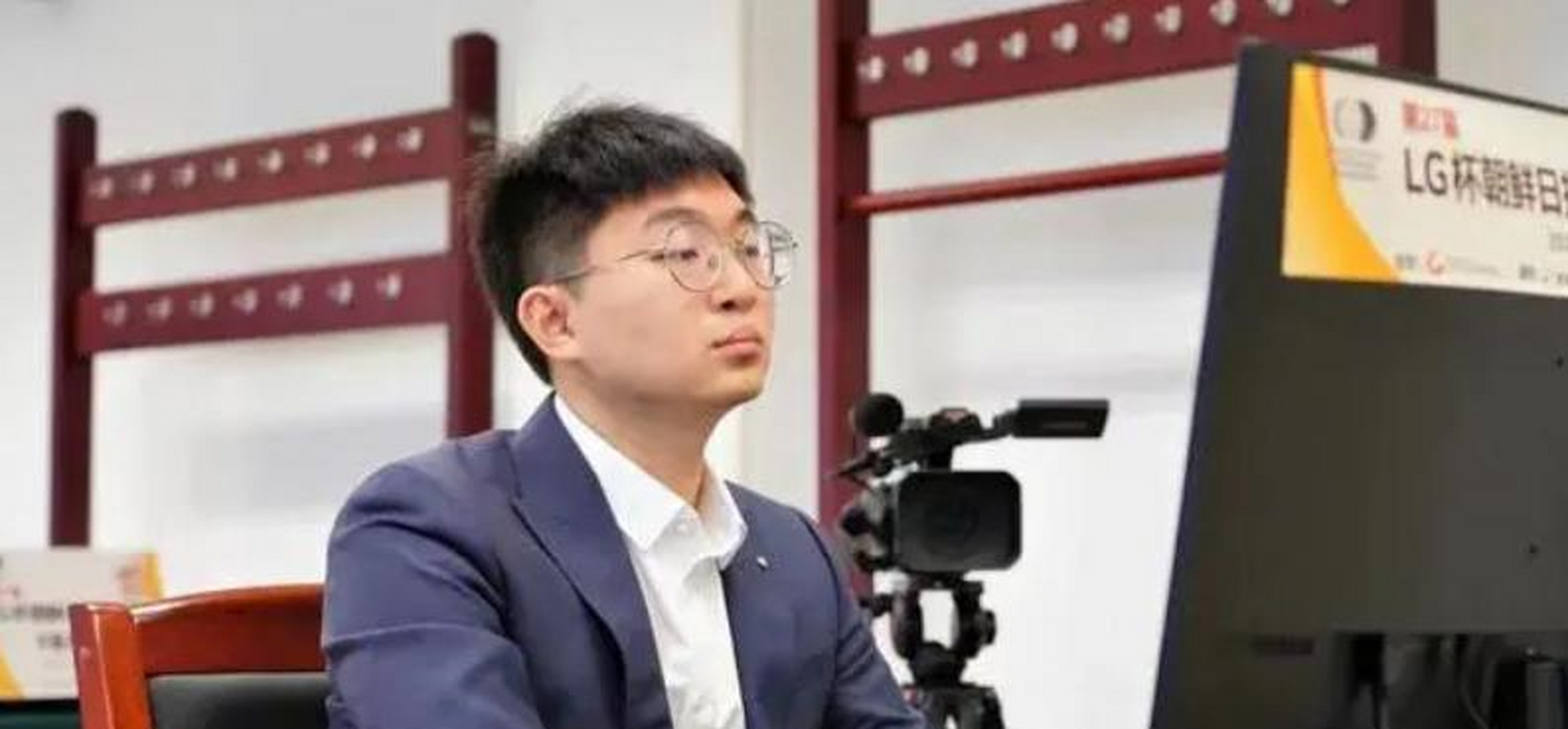 因为lg杯世界棋王战中,中国98年大将杨鼎新九段力压韩第一人申真谞