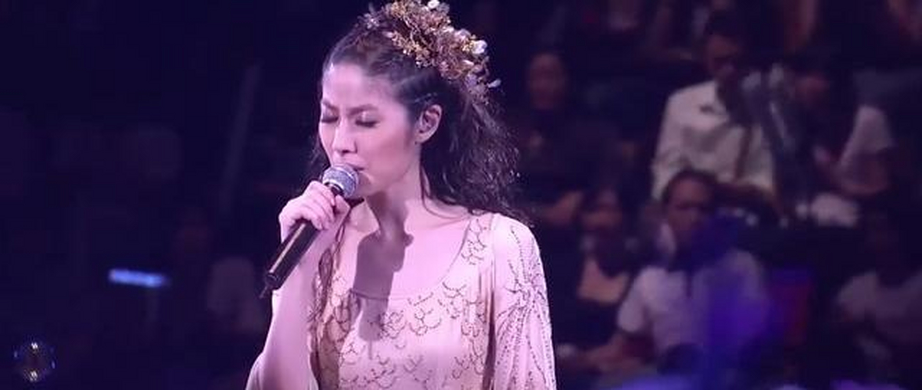 《谁愿放手》是陈慧琳演唱的一首歌曲,由阮世生填词,雷颂德谱曲,收录