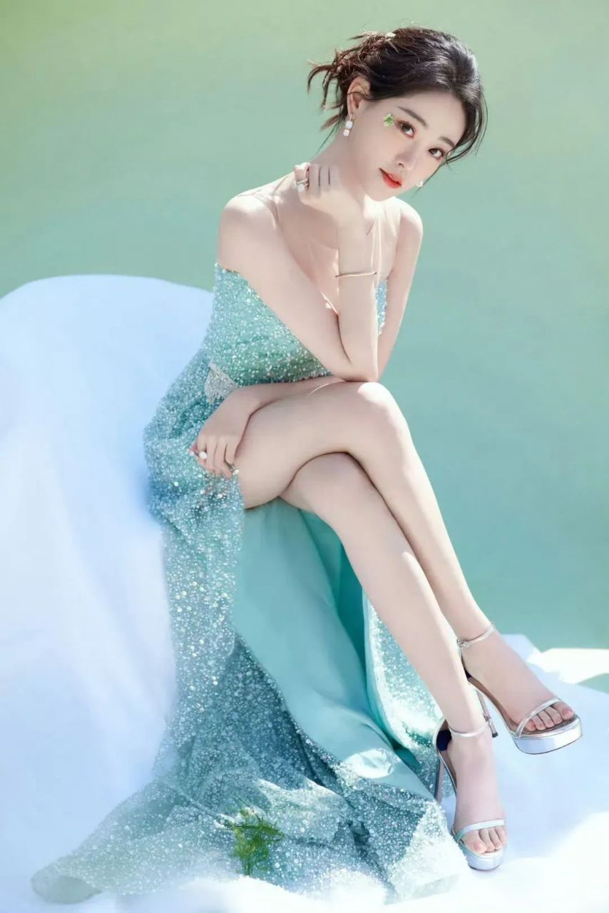 祝绪丹美腿玉足 嘿!各位,让我来给你们说说祝绪丹的美腿玉足吧!