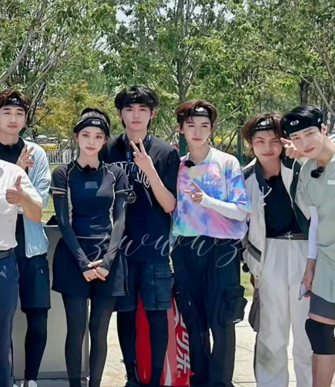 发现一张全员加速中的合照,宋亚轩和贺峻霖真的很显眼的两位帅哥!