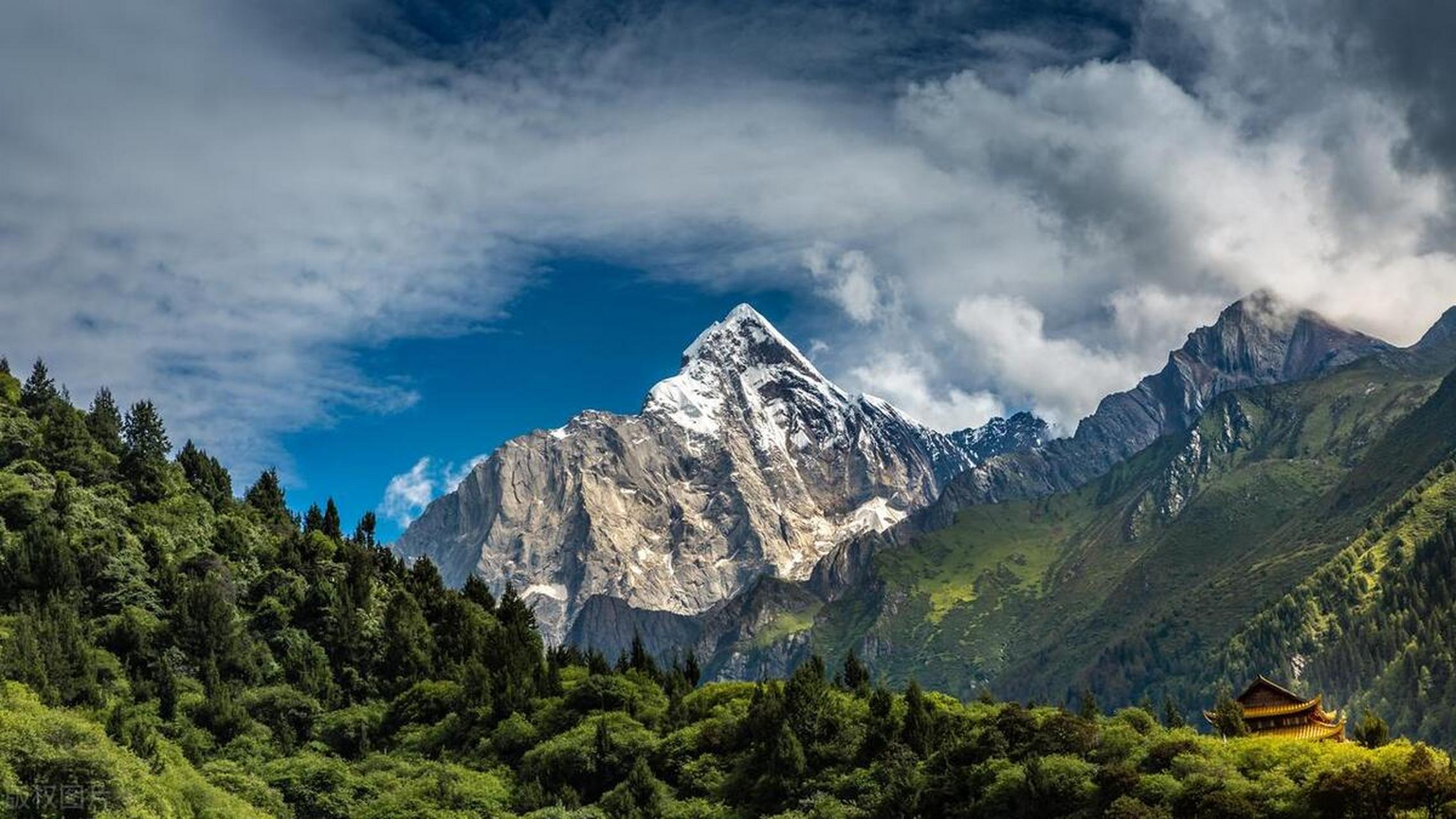 夏天的四姑娘山,真的很令人上头  四姑娘山属青藏高原邛崃山脉,由四座