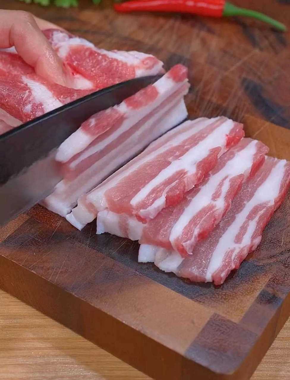 五花肉切厚厚的薄片,加一勺生抽,一勺料酒,一袋烤肉料,一勺淀粉,抓拌