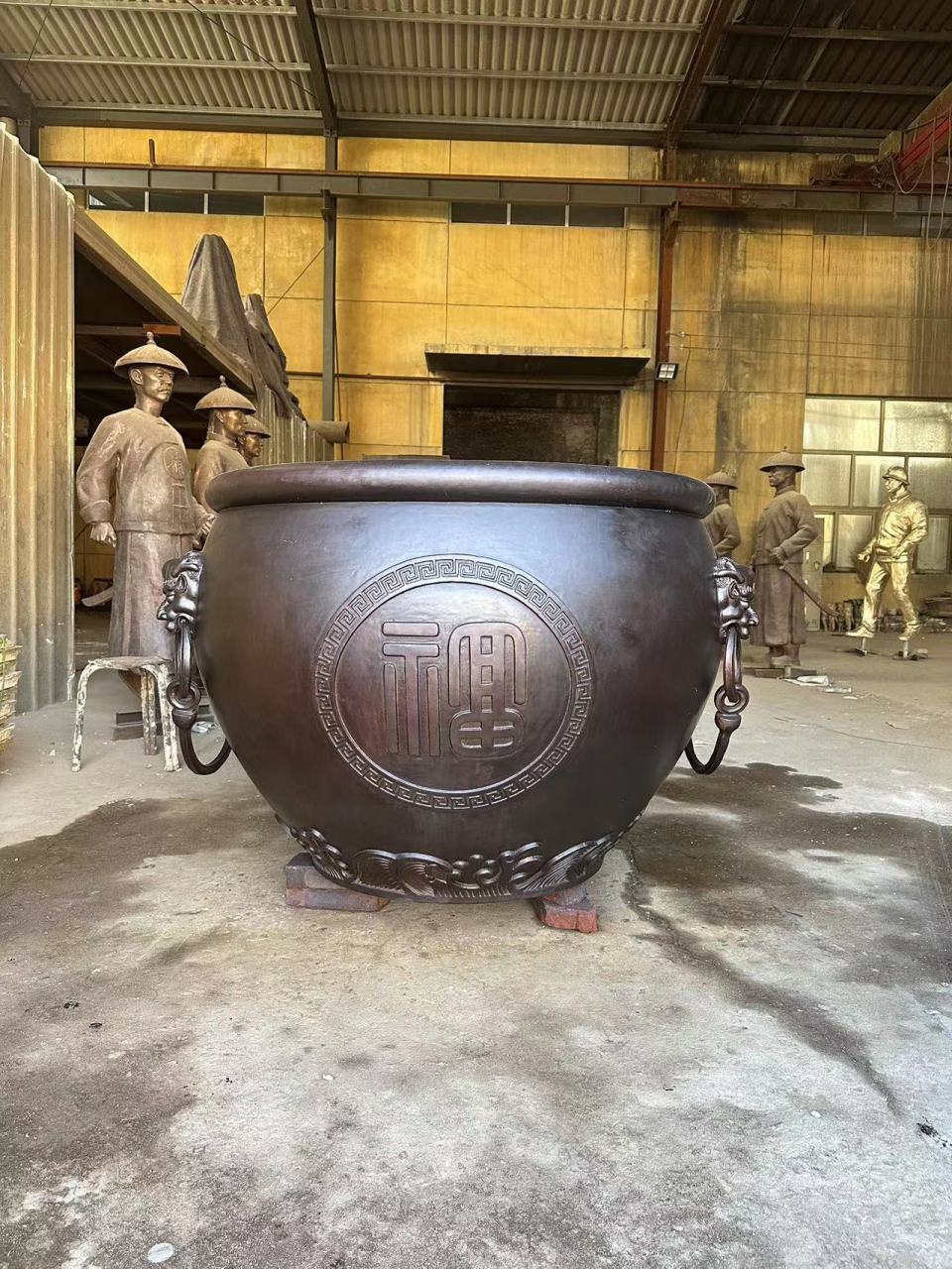 在现代铜大缸也成为了一种流行趋势,可以居家放置,可以摆放在景区