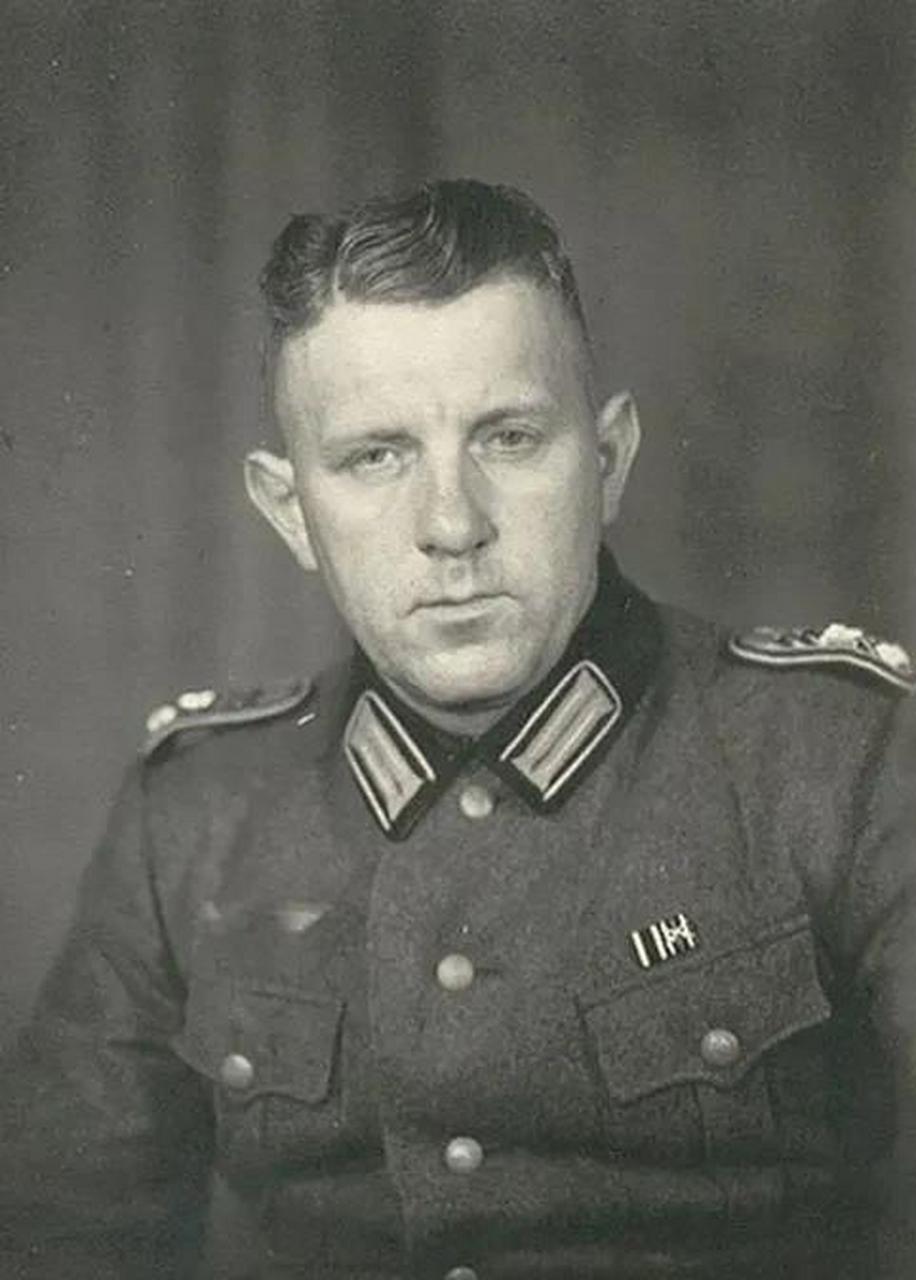 老照片# 图为普鲁士邦警服加空军胸鹰的警察和未加上空军胸鹰的警祆