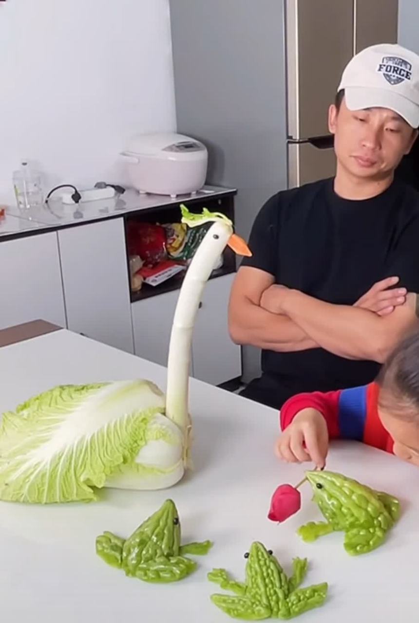 蟾蜍想吃天鹅肉,是这个意思吗?[鄙视]