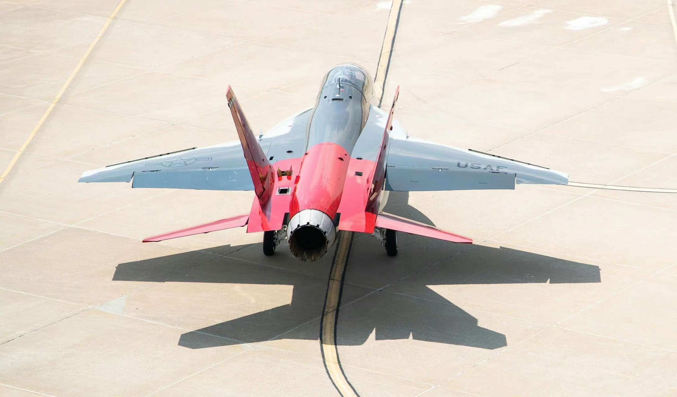 今年6月28日,美国空军t-7a"红鹰"高级教练机原型机首飞成功,这架