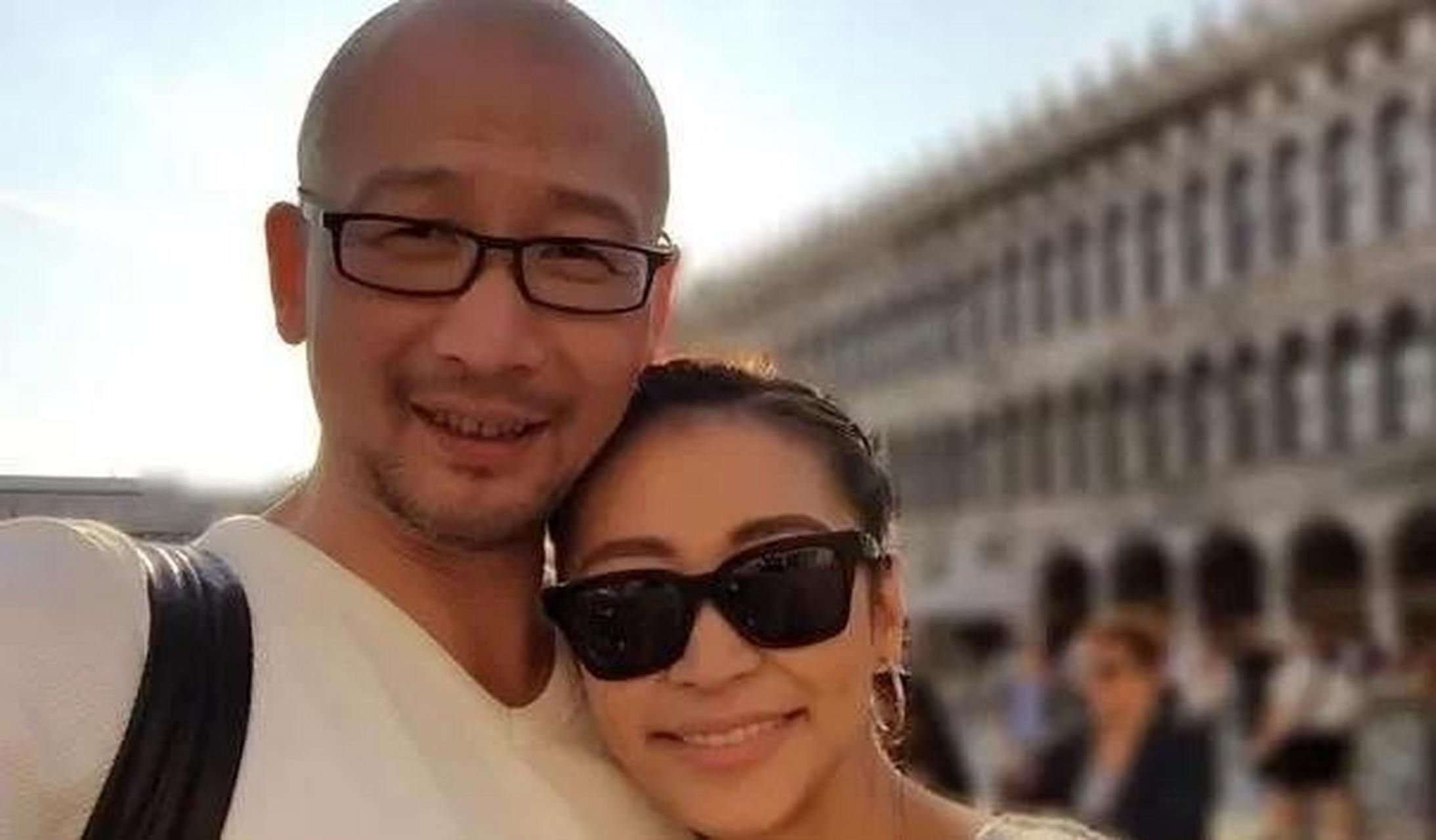 一天,电影导演管虎在家里无聊地坐在沙发上,他的女儿在他的怀里玩耍.