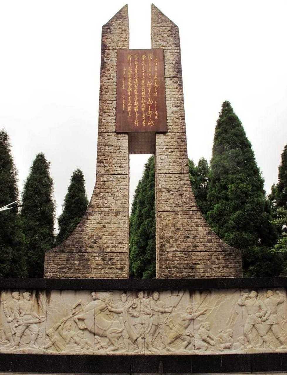 娄山关位于遵义,桐梓两县交界处的大娄山山脉中段,关口两侧悬崖峭壁