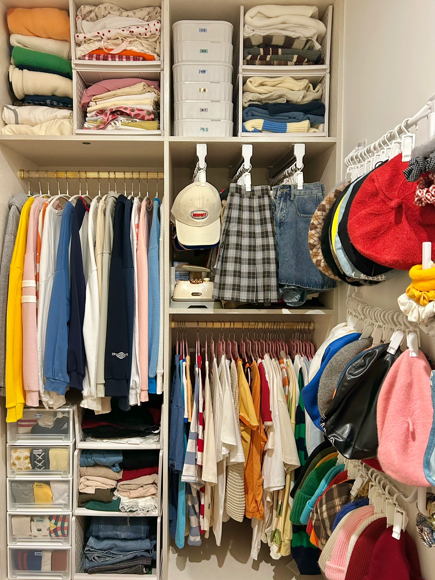 挂起来后衣柜就是整整齐齐的啦 皱皱的衣服我都会用大宇挂烫机熨一下