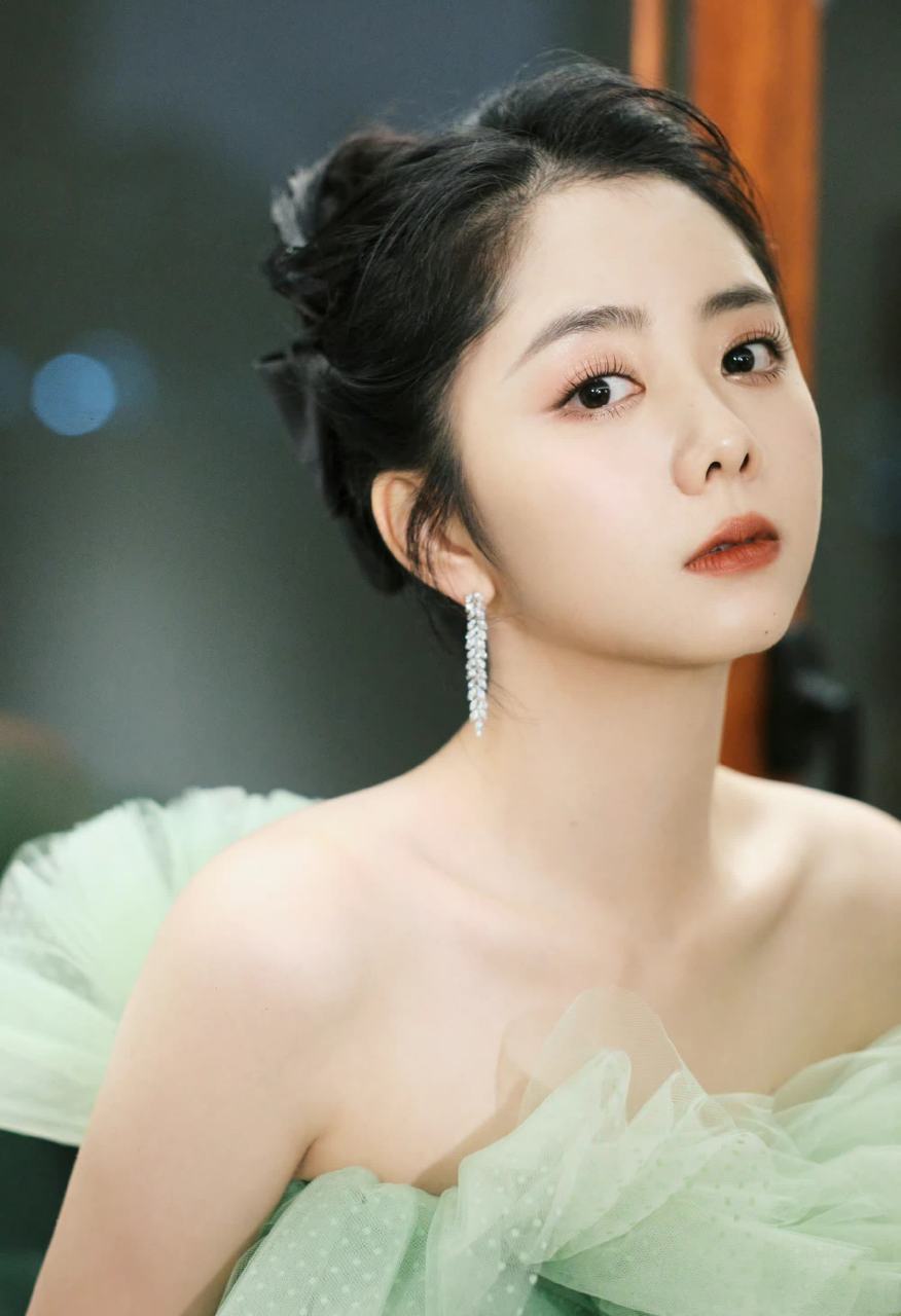 谭松韵最新时尚大片来了,感觉整个人变瘦了,更美了[大笑]