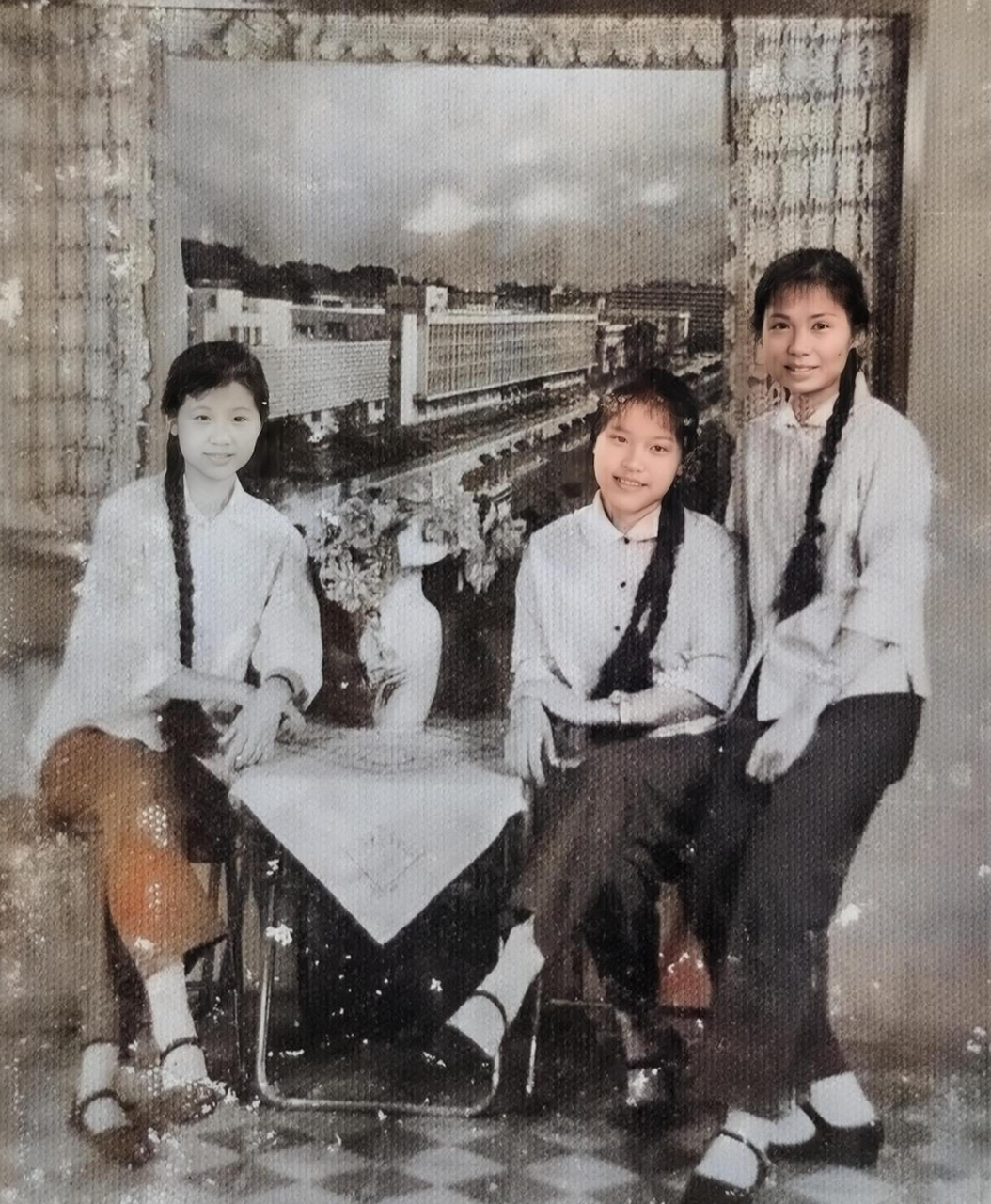 历史老照片: 上世纪七十年代末,三位姐妹的合影.