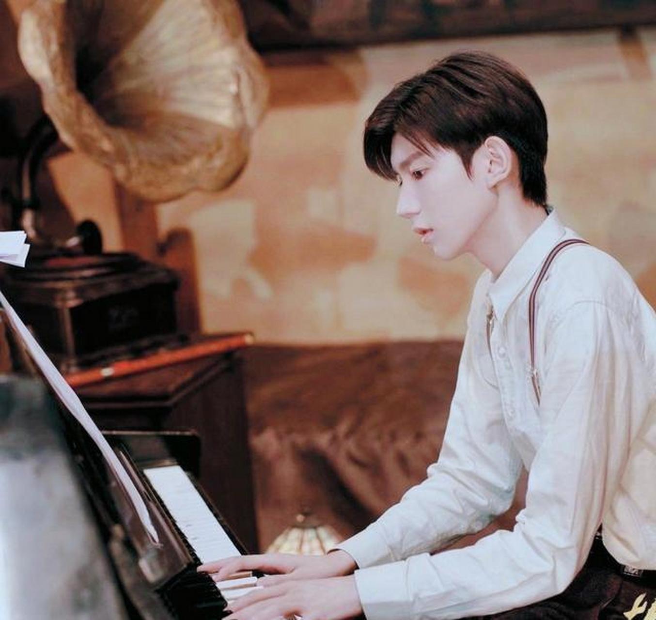 电影《1921》王源民国造型曝光:一身正气,神采飞扬,令人很心动