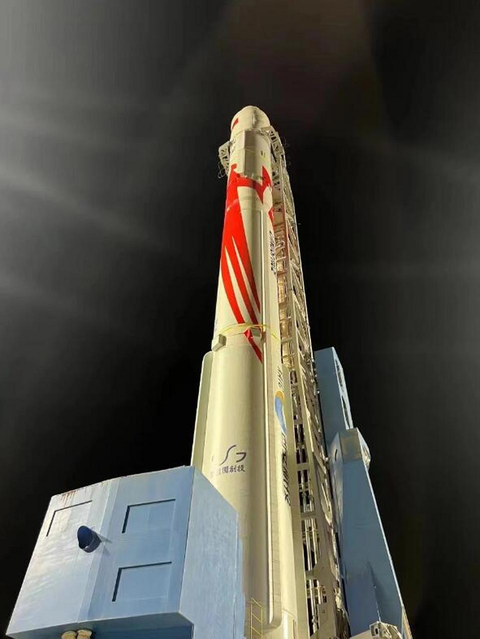 中国朱雀二号遥二液氧甲烷运载火箭今天成功发射升空,意味着中国在以