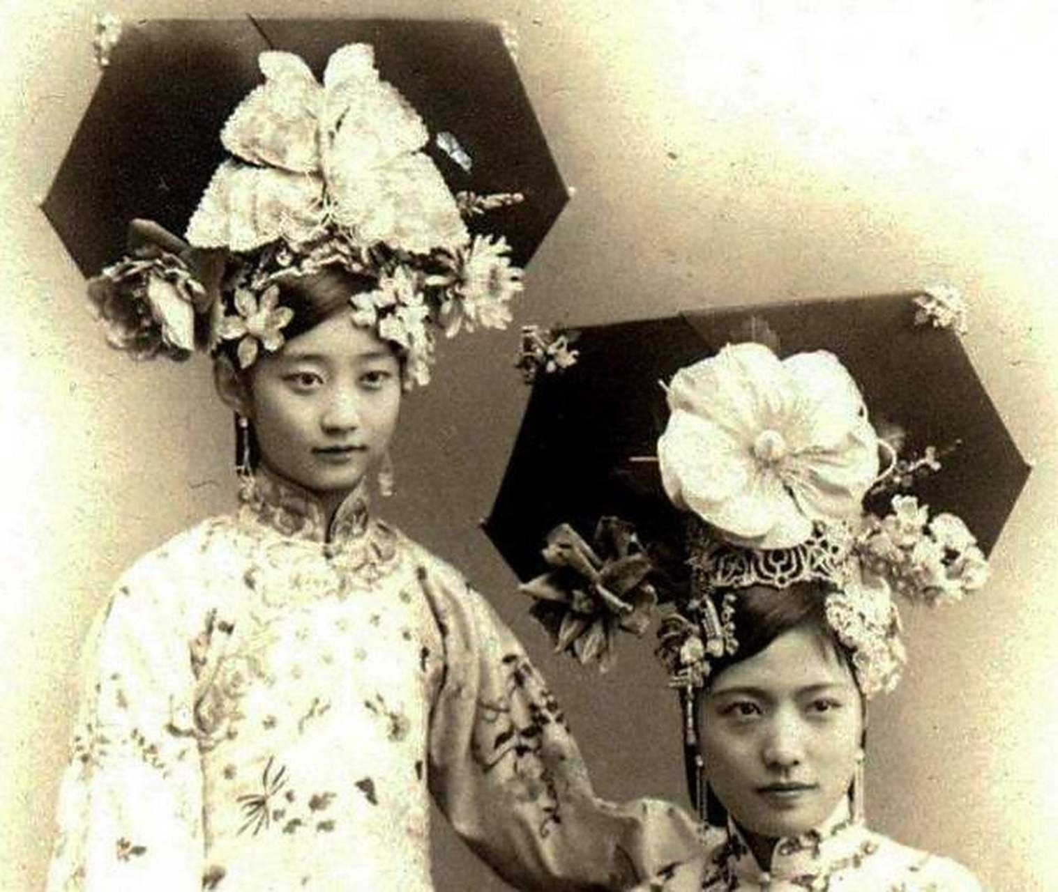 活到2003年孤独终老完颜立童记,汉名王敏彤,她被称为"晚清最美格格"